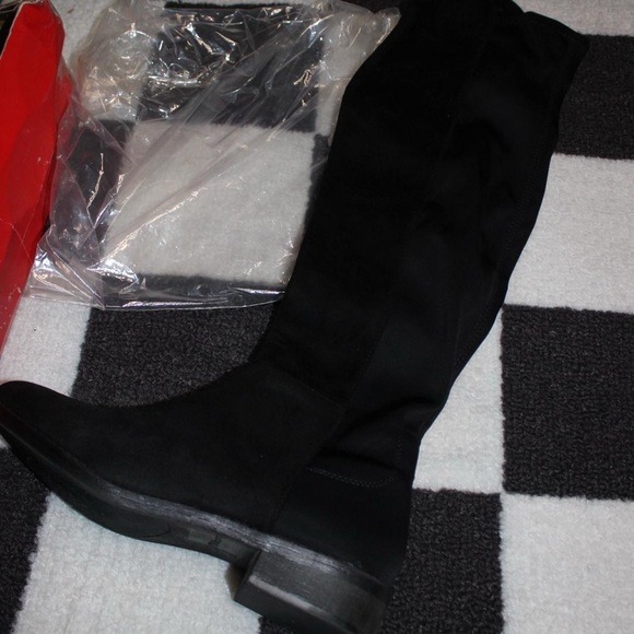 Elegant Black Knee-High Women's Boots - Picture 2 of 7